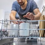 Kako lahko pomivalni stroj pomaga pri boju proti gospodinjski umazaniji? pomivalni-stroj-proti-umazaniji